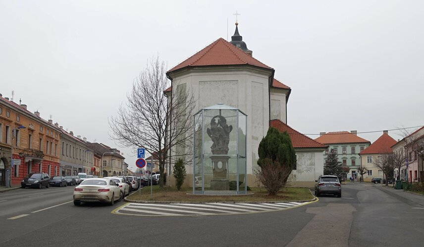Žebrák, navrácené sousoší sv. Jana Nepomuckého v pavilonu v prostoru náměstí v prosinci roku 2018 