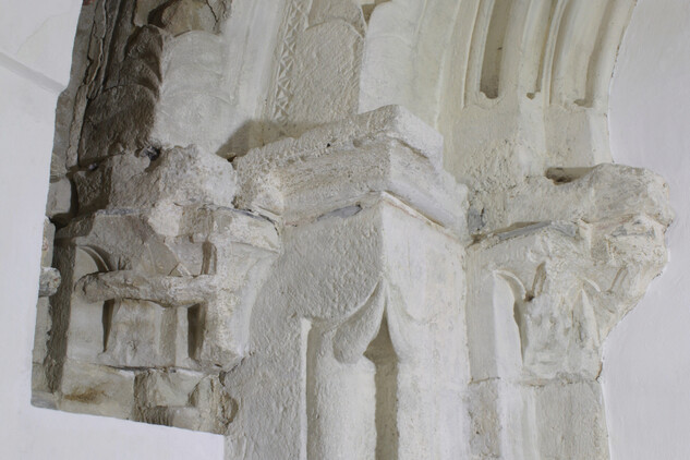 Západní románský portál v podvěží, stav po odkryvu doposud neznámých částí a restaurování, detail.