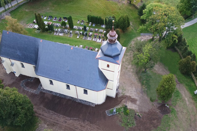 Celkový pohled na kostel s prezentací půdorysné stopy románské stavby.