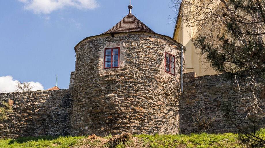 Obnovená bašta městského opevnění v Čáslavi