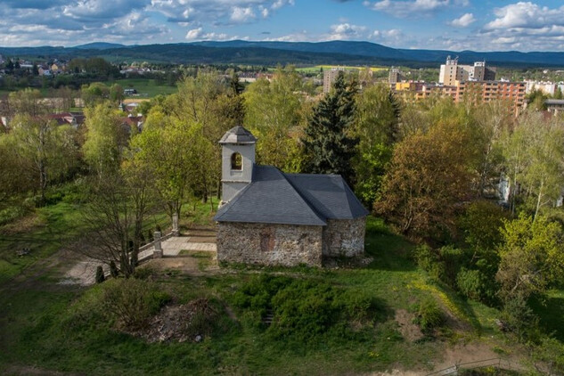 Kostel během obnovy