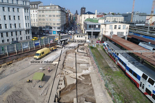 Celkový pohled na plochu výzkumu s vyznačením polohy Horské brány a silnice vedoucí z města