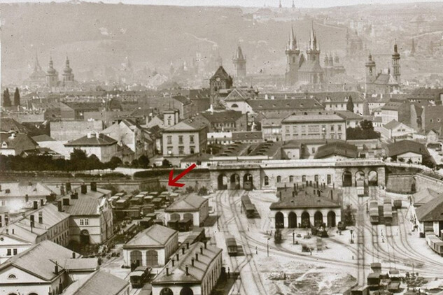 ARCHIV Fotografie nádraží z r. 1865 s dosud stojícím bastionovým opevněním, šipkou označeno místo kolejové přesuvny