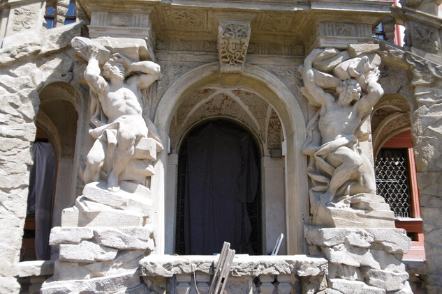 Trojský zámek - schodiště během restaurování – figury atlantů