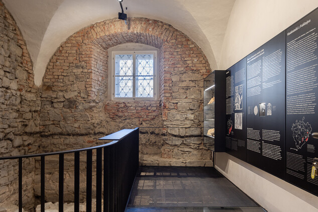 Barokně sklenutá poslední místnost expozice s vystavenými artefakty z archeologických výzkumů