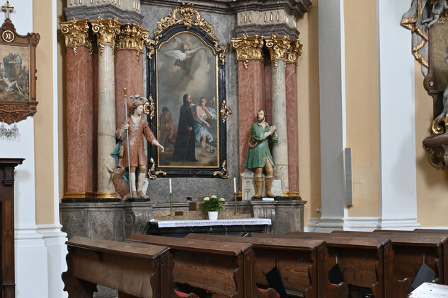 Boční oltář sv. Jana Nepomuckého, po restaurování
