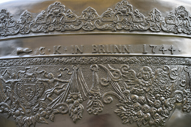 Část nápisu s ornamentálním dekorem a datací 1744 na zvonu