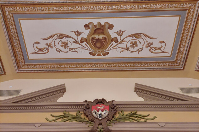 Detail štukové výzdoby a restaurované výmalby stropu