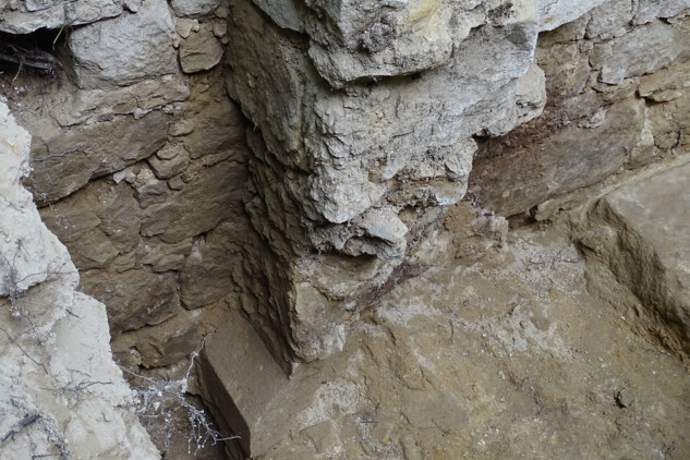 Detail fragmentu pilíře vnějšího průčelí paláce s pozůstatkem v kameni sekané římsy