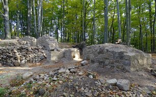 Zříceniny hradního paláce, stav po provedení konzervačních prací; v popředí pilíř, vlevo zbytek průčelí se vstupem do interiéru