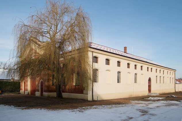 Průhled mezi kovárnou a psincem po obnově