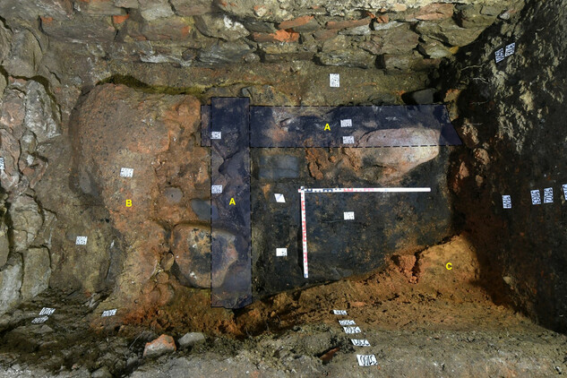 Archeologická sonda S3 v severovýchodním rohu nádvorní světnice domu čp. 91 v Novém Jičíně – koruna základového zdiva (A) starší stavby