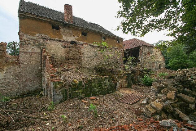 Severní průčelí domu s černou kuchyní před obnovou