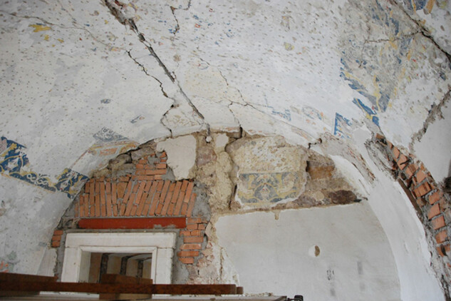 Freska v zámku v Moravském Krumlově před obnovou
