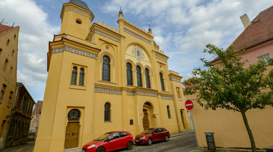  Synagoga a dům č. p. 200 v Žatci – pohled na synagogu od severozápadu
