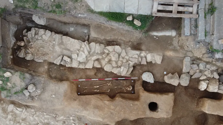 Hrob z 2. pol. 12. stol. a relikt zdiva neznámé profánní stavby, Třebíč