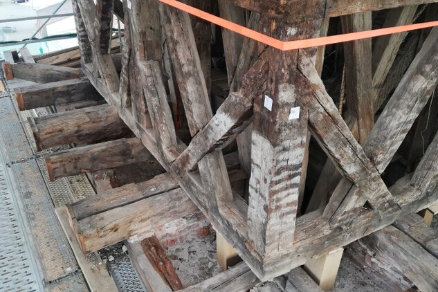 Stav konstrukce po rozebrání novodobého vnějšího pláště ochozu