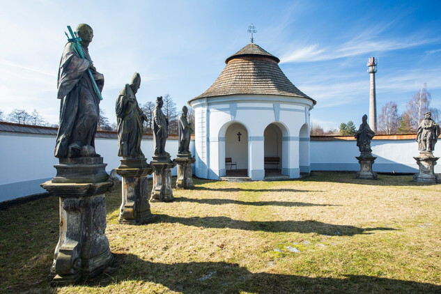 Dolní hřbitov po obnově, umístění osmi originálů soch z nedalekého barokního mostu | © Lucie Herbricková