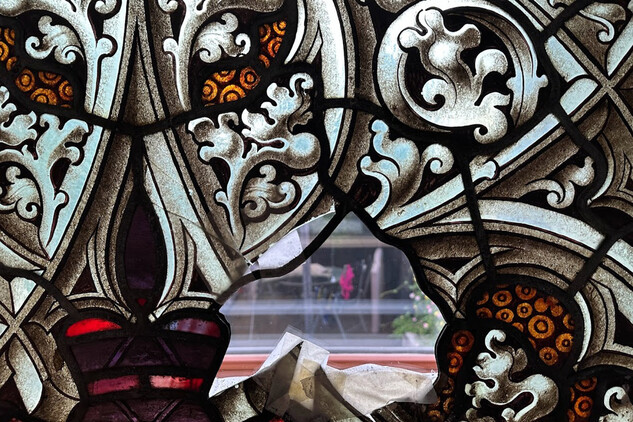 Slavonice, vitráže, detail poškození