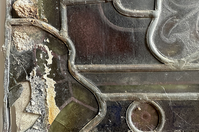 Slavonice, vitráže, detail poškození
