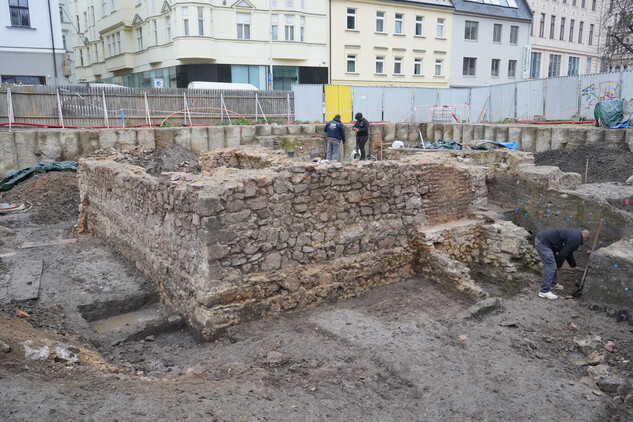 Pohled na západní stěnu se záchodovým přístavkem