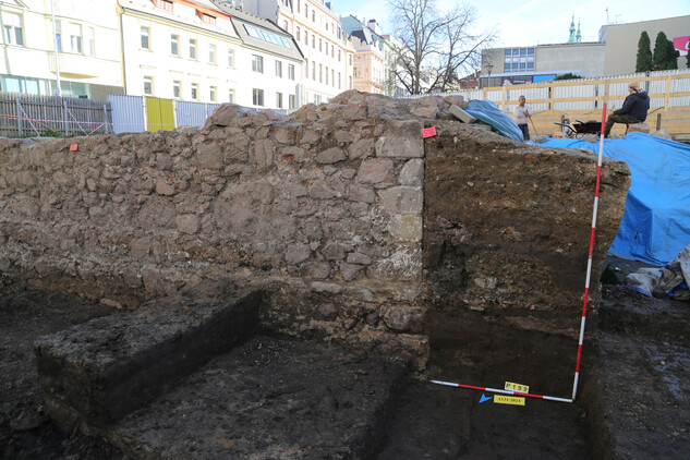 Stratigrafické návaznosti konstrukcí a uloženin dovolily upřesnit datování torza domu a poznat vývoj terénů ve středověku