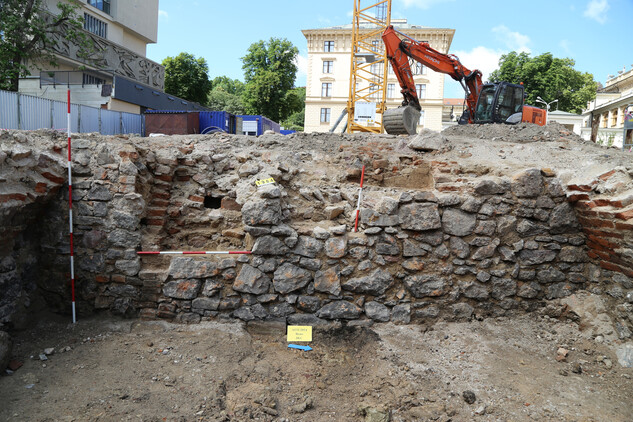 Pohled na interiérovou část západní stěny v počátcích výzkumu