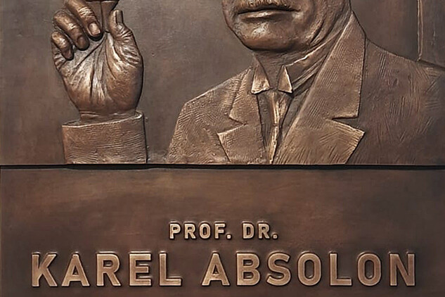 Pamětní deska Karla Absolona