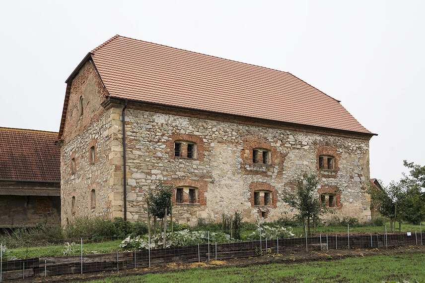 Sýpka s obnovenou střechou, 2025