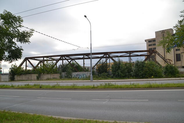 Most Sever–Jih II po sejmutí z původní polohy uložený při ohradní zdi areálu Škodových závodů podél Domažlické ulice, 2021