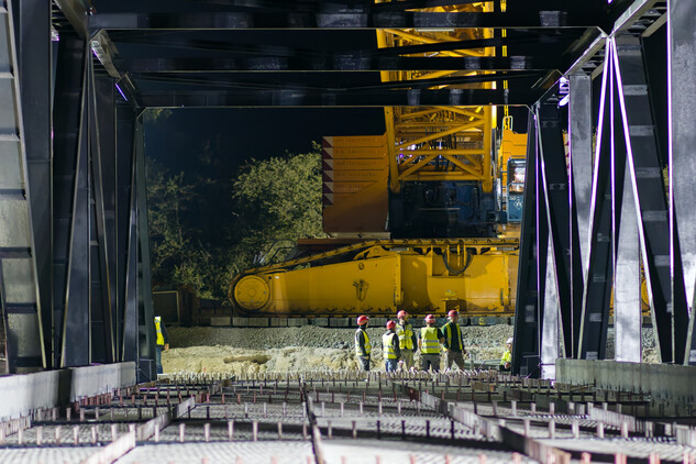 Osazování Faltusova mostu na nové místo přes silnici I/20 Plzeň – Karlovy Vary 22. září 2025 | © : Magistrát města Plzně, foto: Petr Eret, 2025