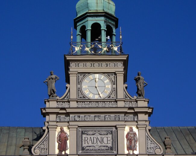 Západní budova, čelní štít po restaurování