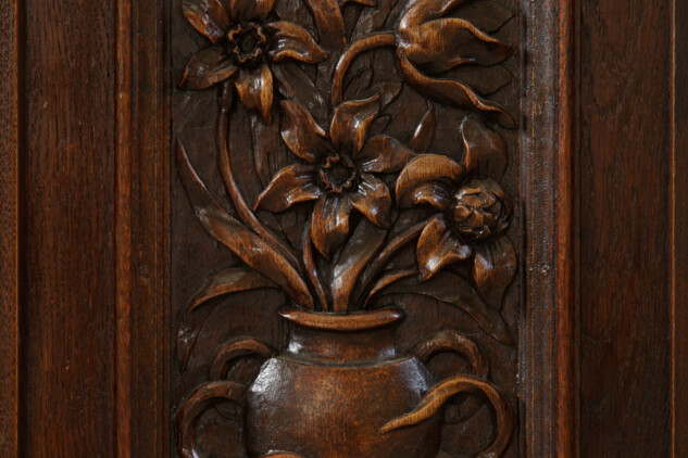 Kazetová výplň z čelní stěny lavice s motivem kytice ve váze | © Milan Krištof