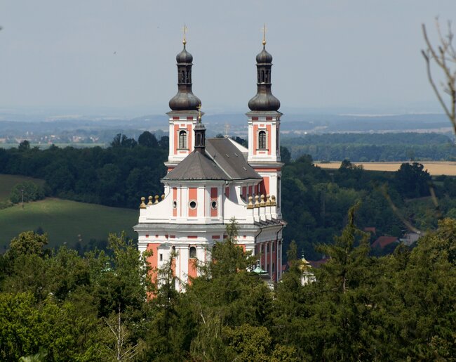 Kostel Panny Marie Pomocné na Chlumku v Luži od západu | © Milan Krištof