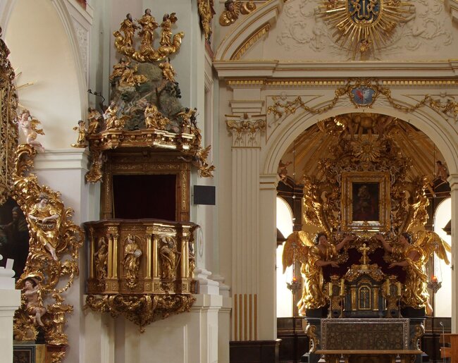 Pohled na hlavní oltář a kazatelnu po restaurování | © Milan Krištof