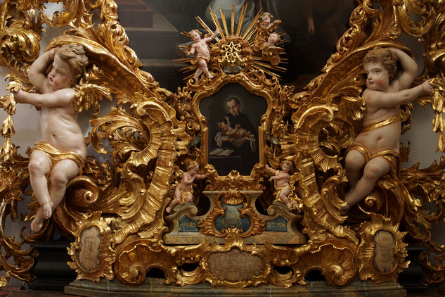 Detail řezbářské výzdoby oltáře sv. Jana Nepomuckého