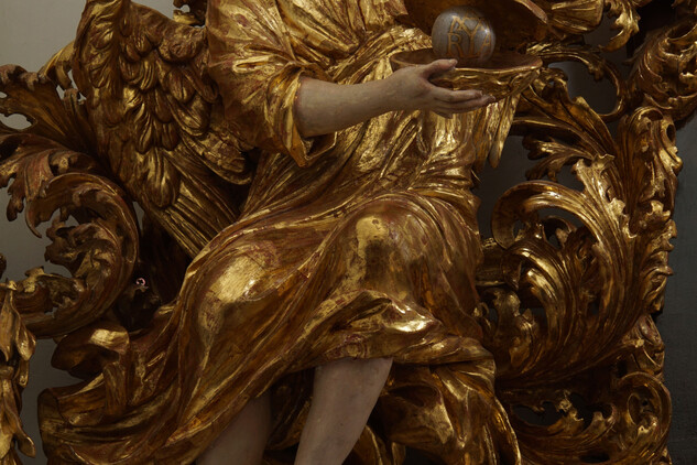 Socha anděla s mariánským atributem perly