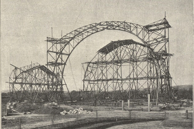 Stavba ocelových nosníků centrální haly, 23. 8. 1890 | © sborník Sto let práce (1893)