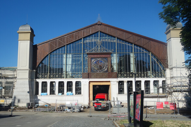 Východní průčelí pravého křídla Průmyslového paláce, duben 2026