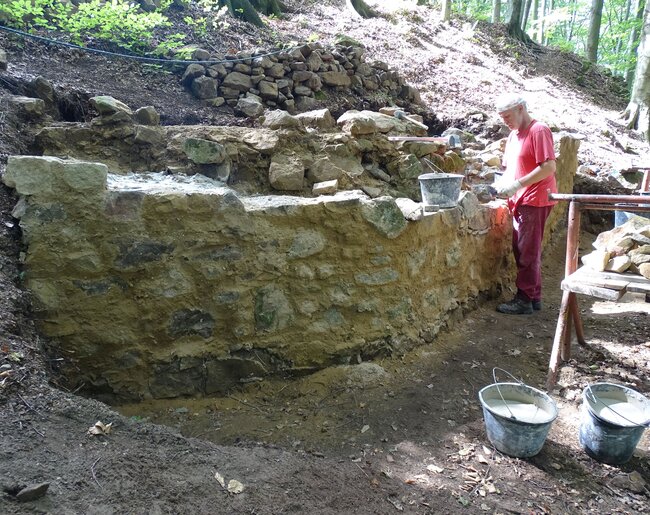 Hrad Starý Světlov, východní část parkánové hradby, stav po vyčištění a prvních konzervačních pracích, pohled od východu (foto: Vrla 2022) Hrad Starý Světlov, východní část parkánové hradby, stav po vyčištění a prvních konzervačních pracích, pohled od východu (foto: Vrla 2022)