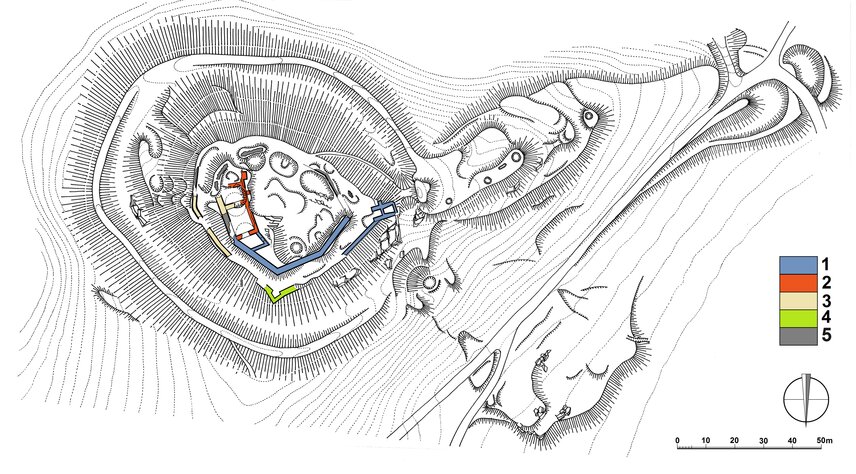 Hrad Starý Světlov, půdorys areálu, vlevo hradní jádro s vyznačením ploch postupně konzervovaného zdiva; 1 – 2013, 2 – 2021, 3 – 2022, 2023, 4 – 2024, 5 – ostatní zdivo (Vrla 2025) Hrad Starý Světlov, půdorys areálu, vlevo hradní jádro s vyznačením ploch postupně konzervovaného zdiva; 1 – 2013, 2 – 2021, 3 – 2022, 2023, 4 – 2024, 5 – ostatní zdivo (Vrla 2025)