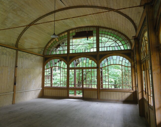 Javorník, Račí údolí, tančírna před obnovou v roce 2014, interiér tanečního sálu