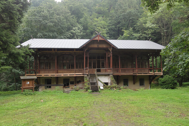 Javorník, Račí údolí, tančírna před obnovou v roce 2014, pohled od SZ