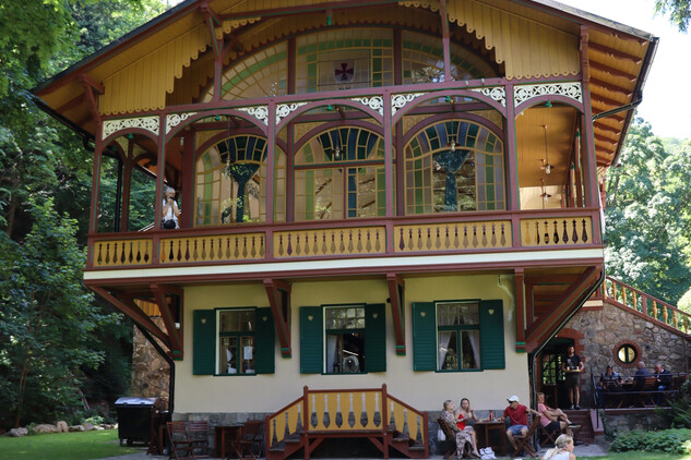 Javorník, Račí údolí, tančírna v roce 2025, pohled od SV