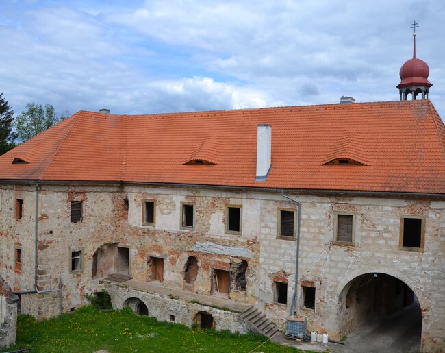 Západní průčelí východního křídla, 2023