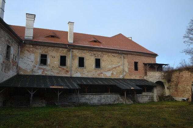 Východní průčelí západního křídla, 2019