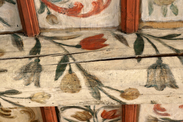 Detail malovaného trámu s květinovým motivem