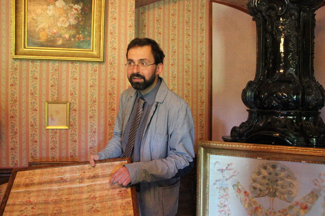 Kastelán zámku Červená Lhota Tomáš Horyna ukazuje obnovené tapety