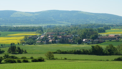 Lážovice, v pozadí Brdy