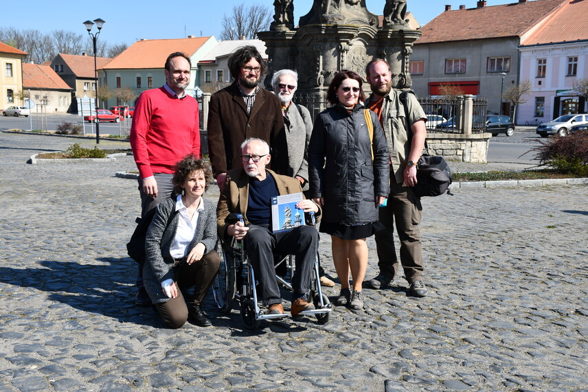 Autorský tým publikace před obeliskem se sochou Panny Marie Immaculaty, v popředí PhDr. Vratislav Nejedlý, CSc. | © Petr Skalický